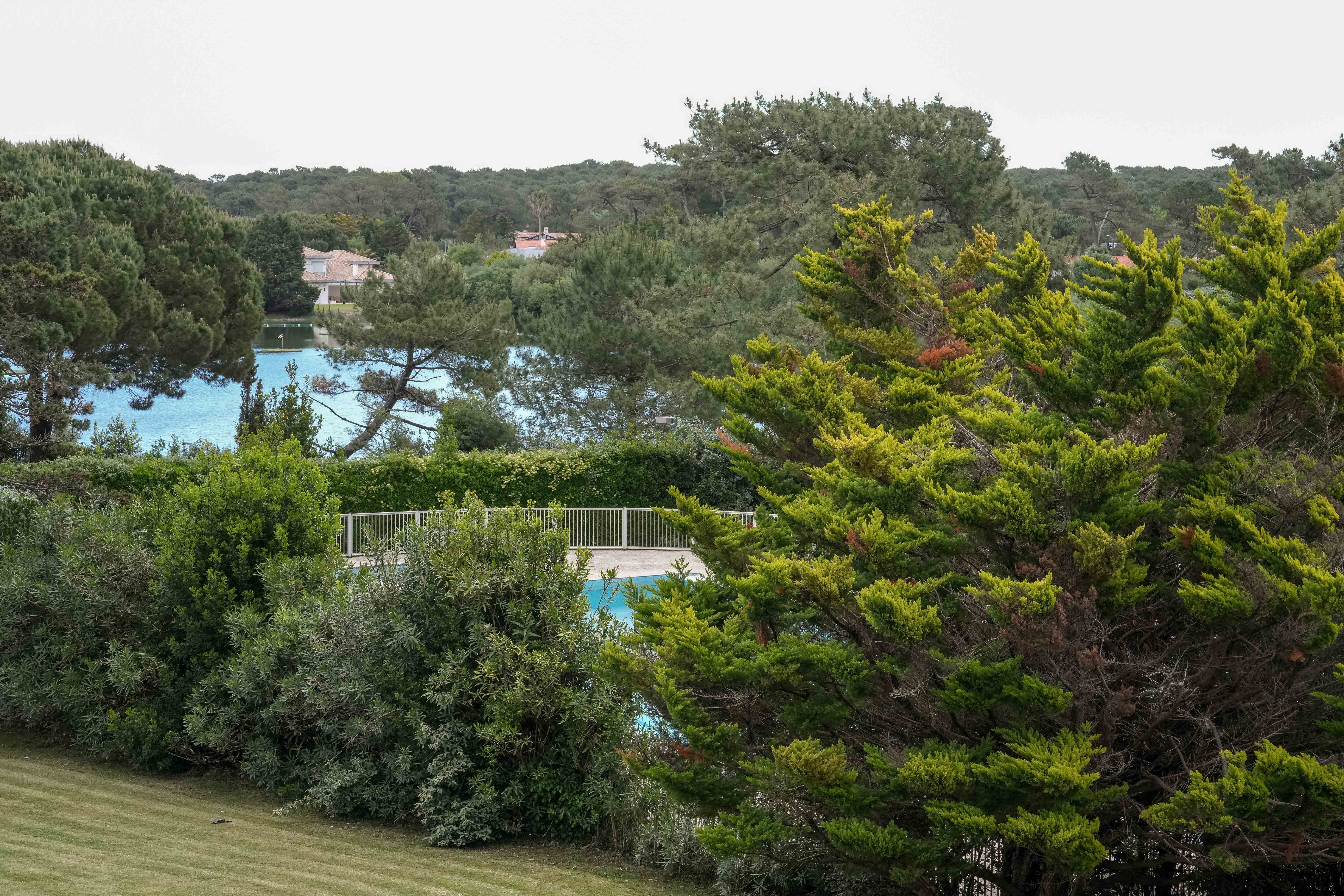 Vue sur la piscine et le lac de Chiberta