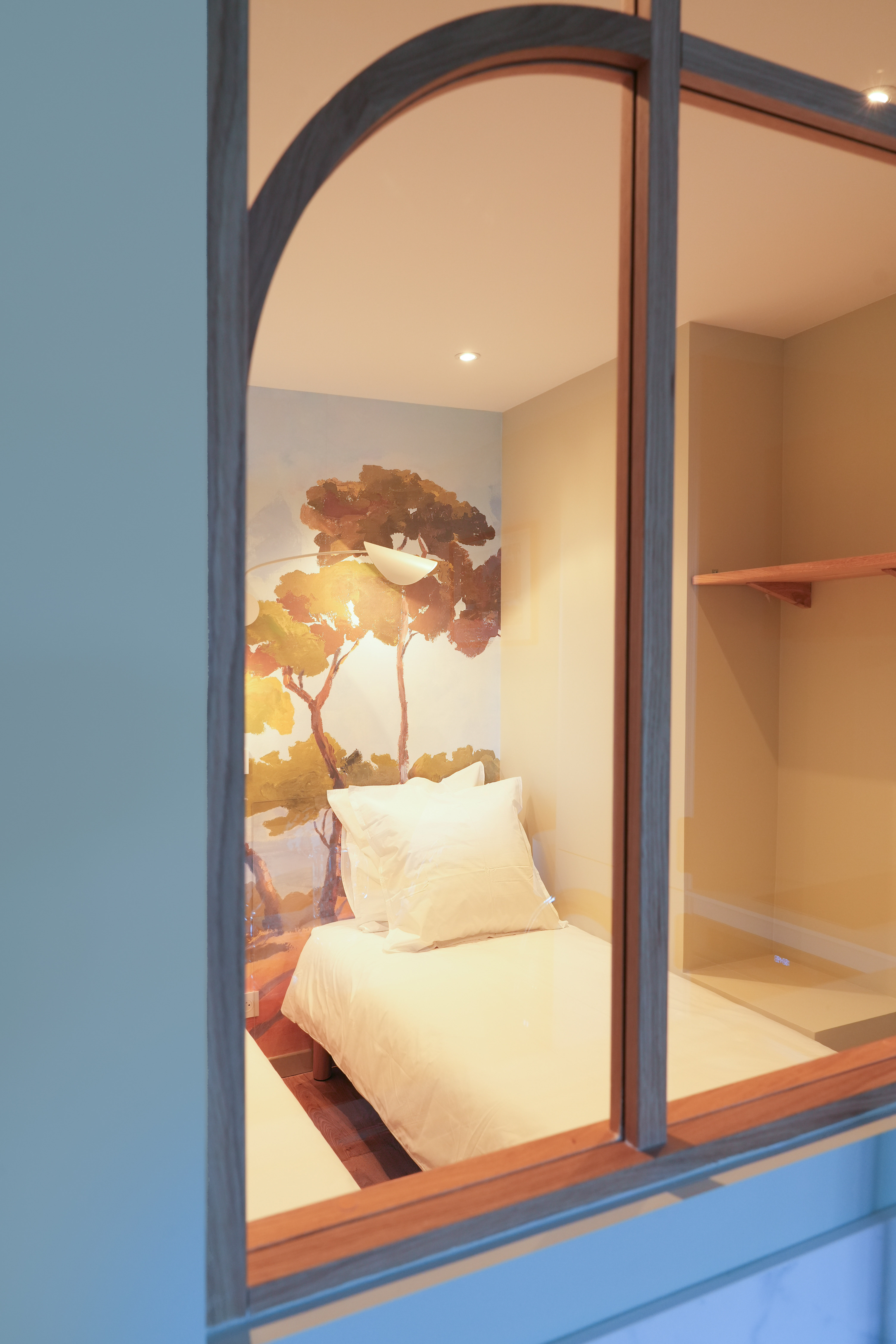 Suite avec fresque de pin, vue à travers la verrine